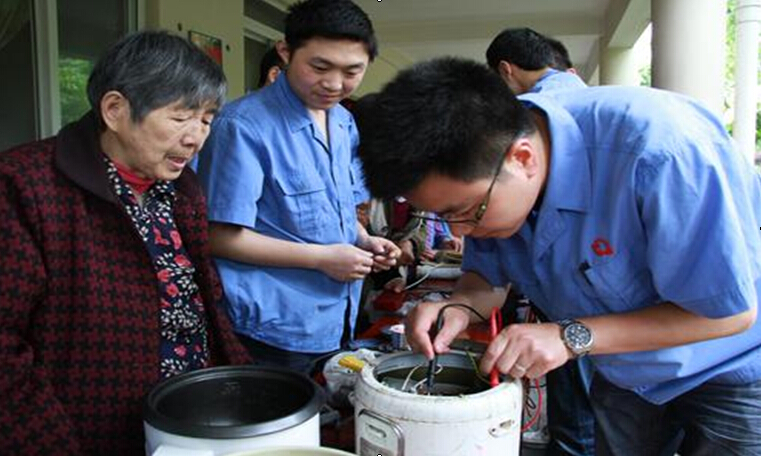 米兰（中国）青年为老人们维修电器