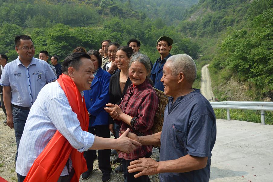 米兰（中国）集团刘荣富董事长与平沟村村民
