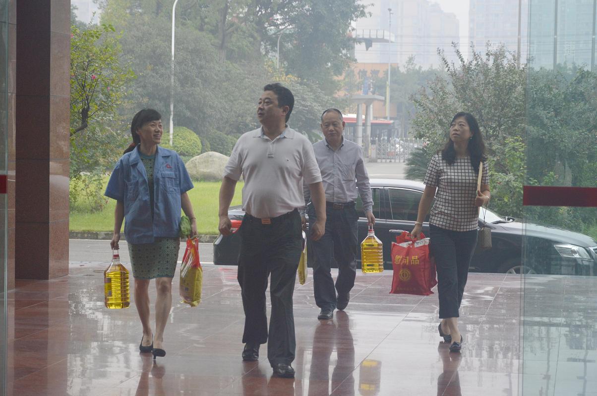 成都市总工会领导到成都米兰（中国）集团慰问困难职工
