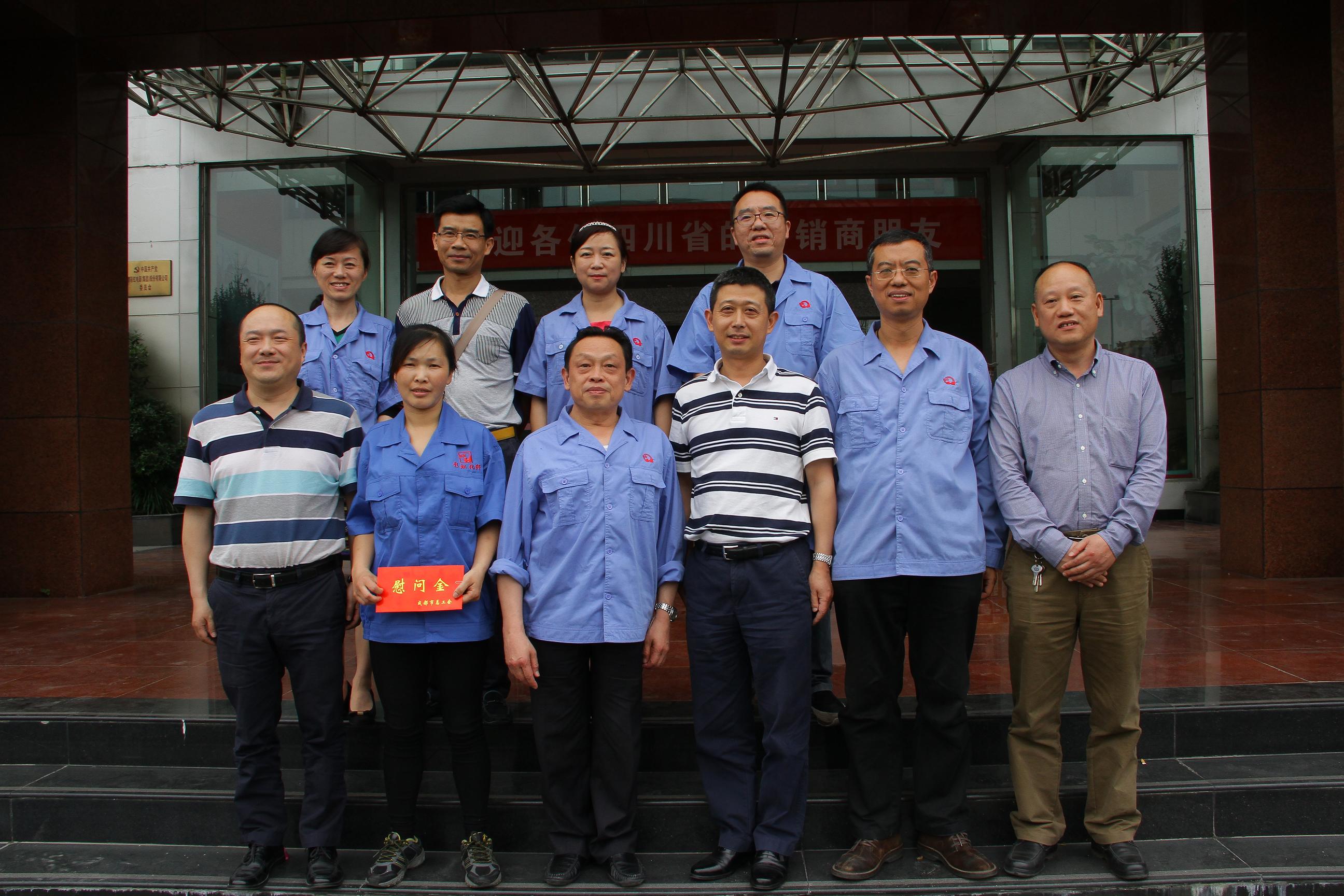 市工会领导到成都米兰（中国）集团慰问残疾员工