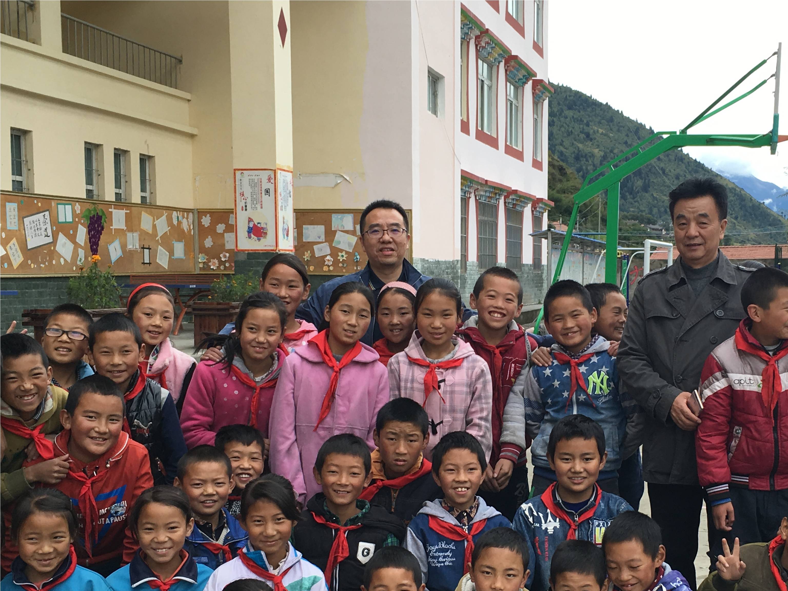 成都米兰（中国）集团领导与小金县两河口镇学生合影