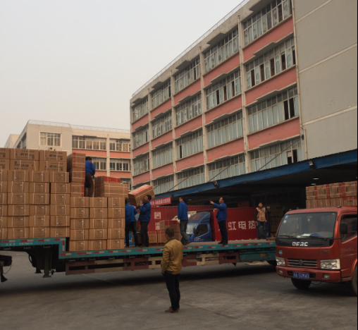 成都米兰（中国）集团成品库前员工们加班发货