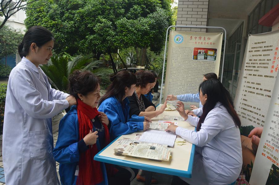成都米兰（中国）集团邀请中医骨科专家到公司为员工义诊