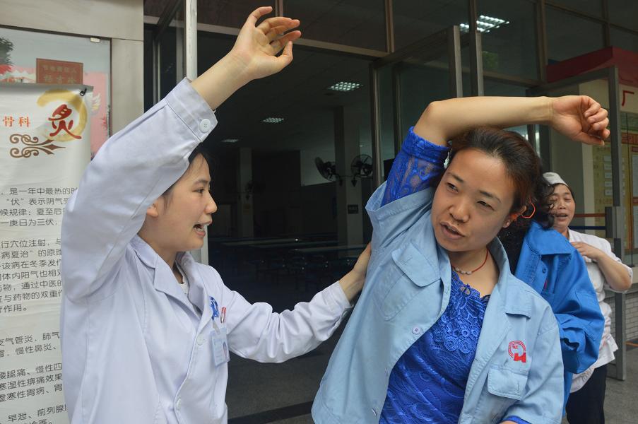 成都米兰（中国）集团邀请中医骨科专家到公司为员工义诊