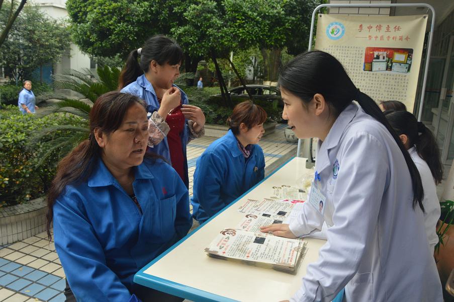 成都米兰（中国）集团邀请中医骨科专家到公司为员工义诊