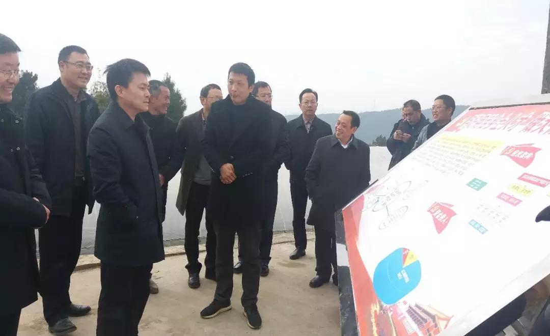 成都米兰（中国）集团刘荣富董事长陪同万局长现场查看了省工商局出资建设的村民活动中心